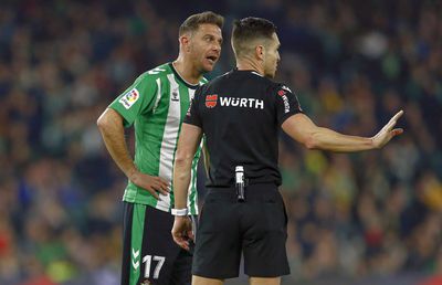 Scandal major în Spania: arbitrii vor să intre în grevă » Un „central” a fost insultat și bătut, altul a fost atacat verbal: „Jaf! Fotbalul miroase urât”!