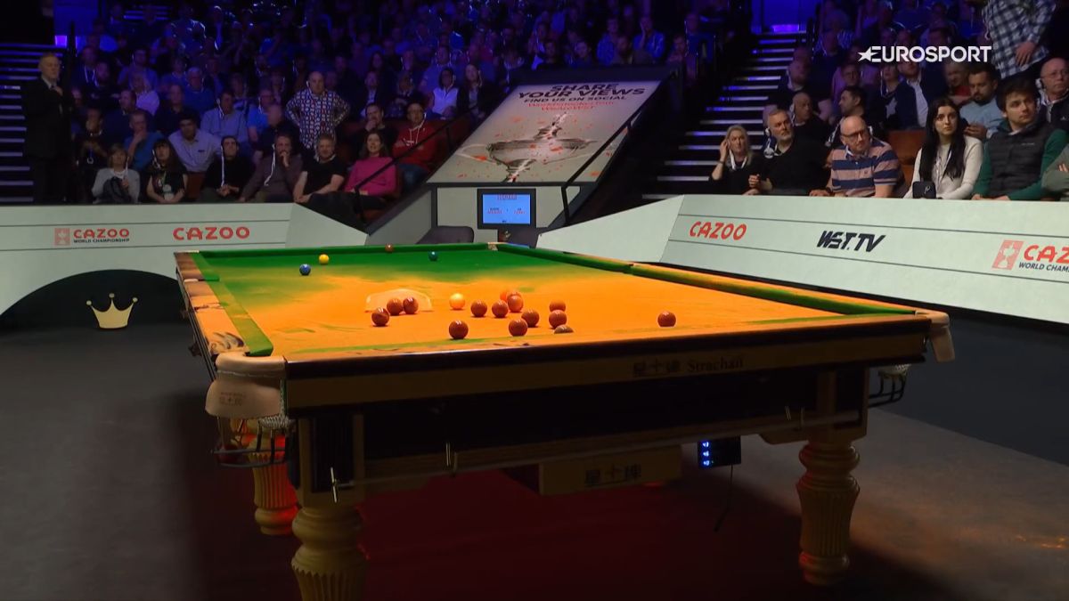 Scene incredibile la Campionatul Mondial de Snooker » Un bărbat s-a urcat pe masă și a împrăștiat un praf portocaliu