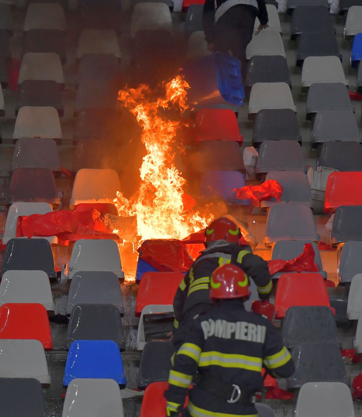 Foc, fum, teroare! „Piromanii” de la Dinamo au vrut să dea iar foc stadionului din Ghencea!