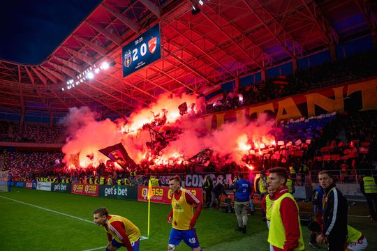 CSA Steaua - Dinamo » Peste 20.000 de spectatori la meciul orgoliilor în Ghencea, o atmosferă de partidă mare realizată de pătimașii ultrași ai celor două grupări, scenografii și ironii ca la iUmor.