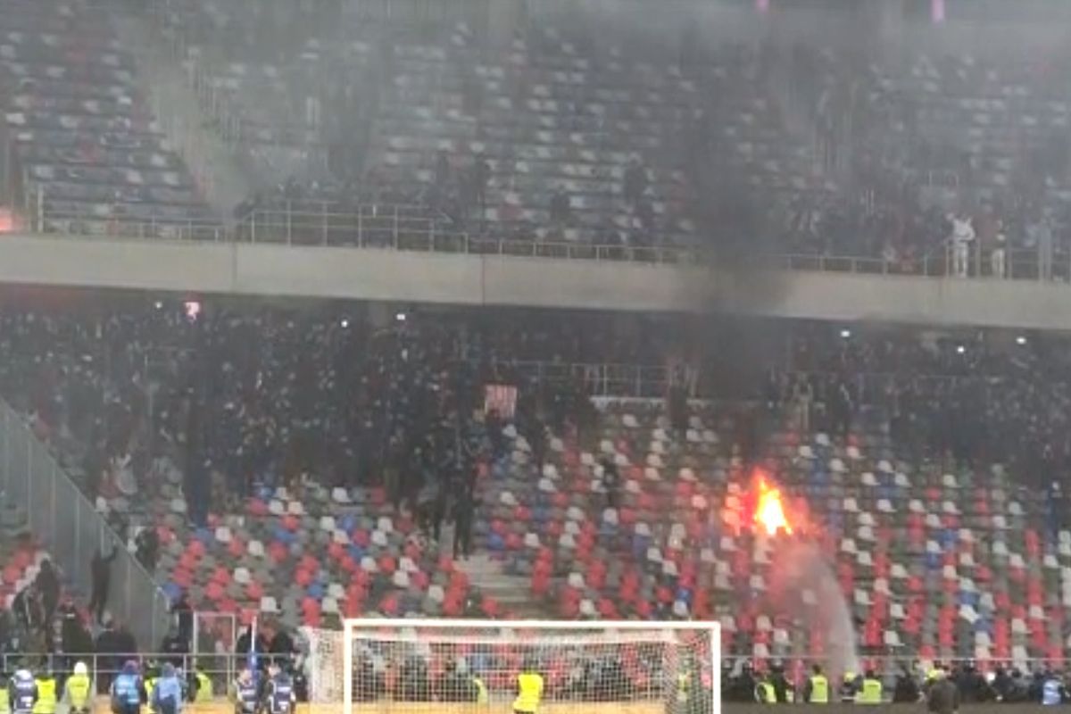 Foc, fum, teroare! „Piromanii” de la Dinamo au vrut să dea iar foc stadionului din Ghencea!