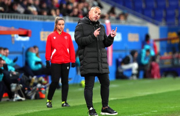 Acuzații dure în Spania » Antrenorul unei echipe din prima ligă de fotbal feminin ar fi trimis poze indecente jucătoarelor sale + intra peste ele în vestiar, la dușuri