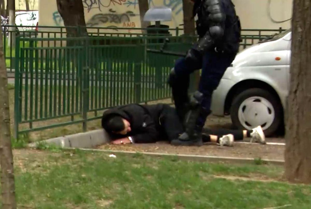 Momentul șocant în care un suporter stelist e BĂTUT de fanii lui Dinamo » Atenție, imagini dure!