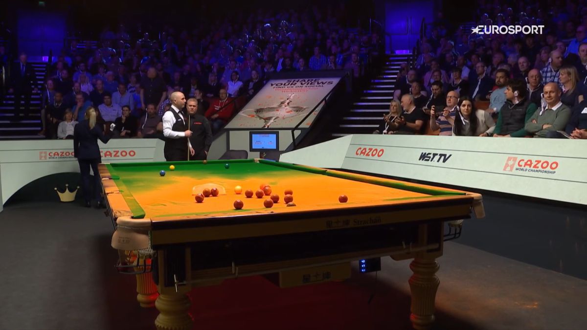 Scene incredibile la Campionatul Mondial de Snooker » Un bărbat s-a urcat pe masă și a împrăștiat un praf portocaliu