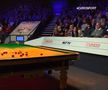Scene incredibile la Campionatul Mondial de Snooker » Un bărbat s-a urcat pe masă și a împrăștiat un praf portocaliu