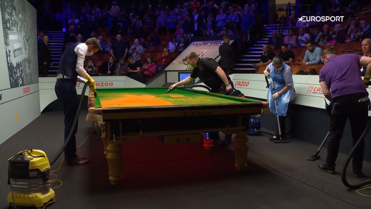 Scene incredibile la Campionatul Mondial de Snooker » Un bărbat s-a urcat pe masă și a împrăștiat un praf portocaliu