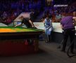 Scene incredibile la Campionatul Mondial de Snooker » Un bărbat s-a urcat pe masă și a împrăștiat un praf portocaliu