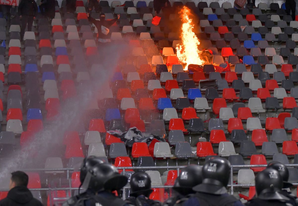 Foc, fum, teroare! „Piromanii” de la Dinamo au vrut să dea iar foc stadionului din Ghencea!