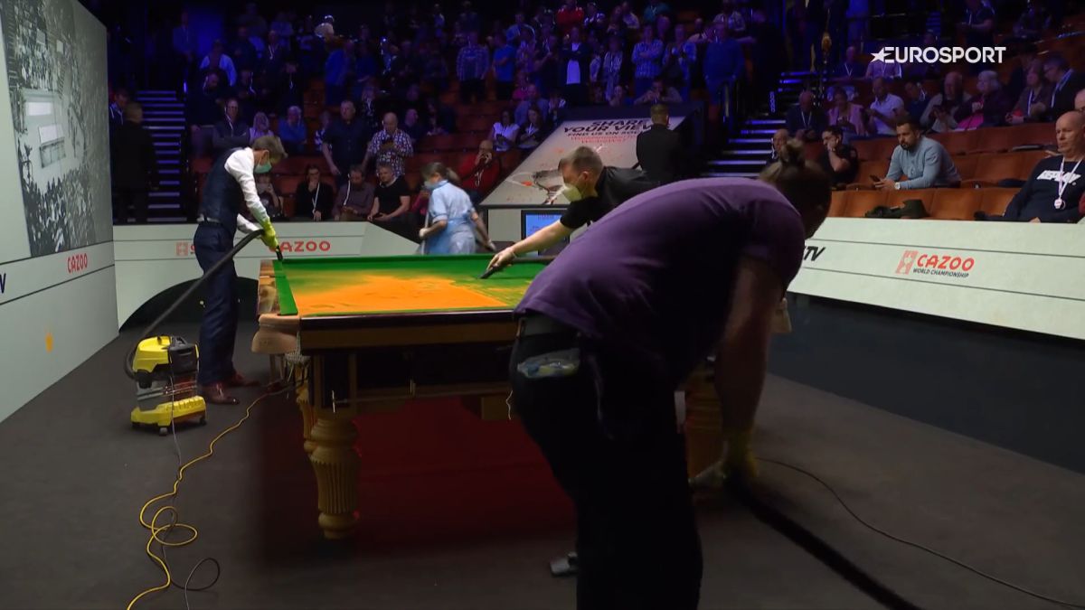 Scene incredibile la Campionatul Mondial de Snooker » Un bărbat s-a urcat pe masă și a împrăștiat un praf portocaliu