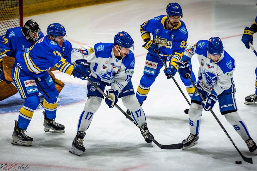 Fază din meciul al doilea din finala CN de hochei pe gheață, Corona Brașov - SC Miercurea Ciuc Foto: Maxim's Sport - Daniel Maximilian Milata Corona Brașov își păstrează titlul de campioană națională la hochei