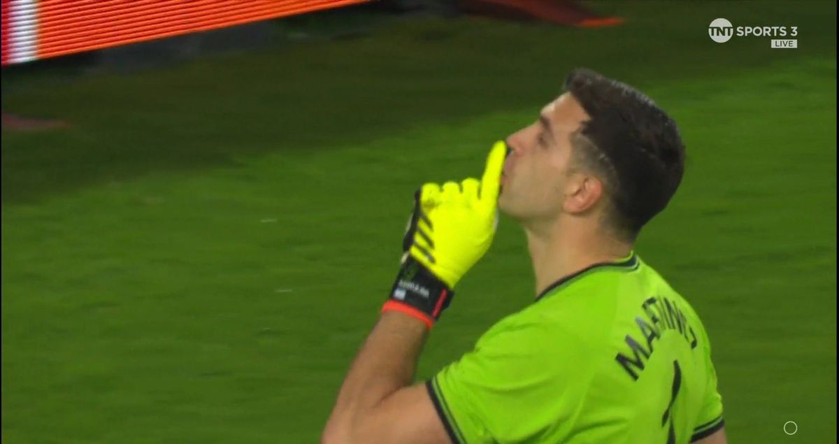 Ce încurcătură! Emiliano Martinez n-a fost eliminat după ce a primit două „galbene”, dar UEFA l-a suspendat » Care e explicația