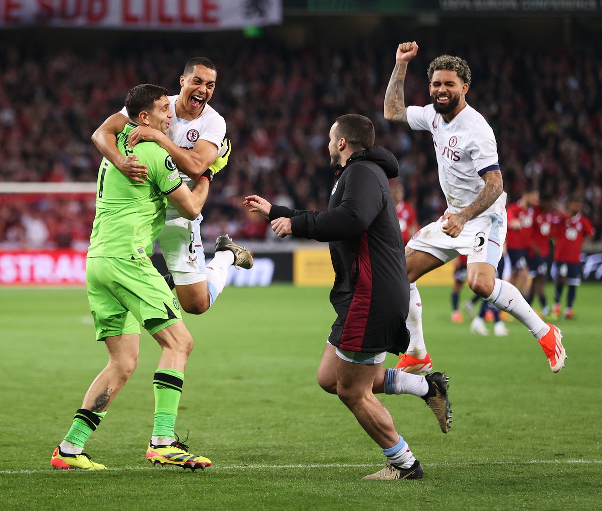 Moment incredibil în Lille - Aston Villa » Emiliano Martinez a văzut al 2-lea galben la loviturile de departajare, dar a rămas pe teren și a apărat execuția decisivă! De ce nu a fost eliminat
