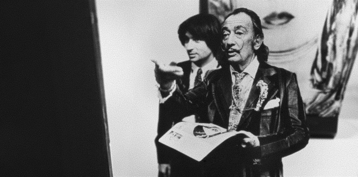 Excentricul Salvador Dali a jucat fotbal cu legendele Barcelonei. Artistul a sponsorizat o echipă întreagă printr-o semnătură