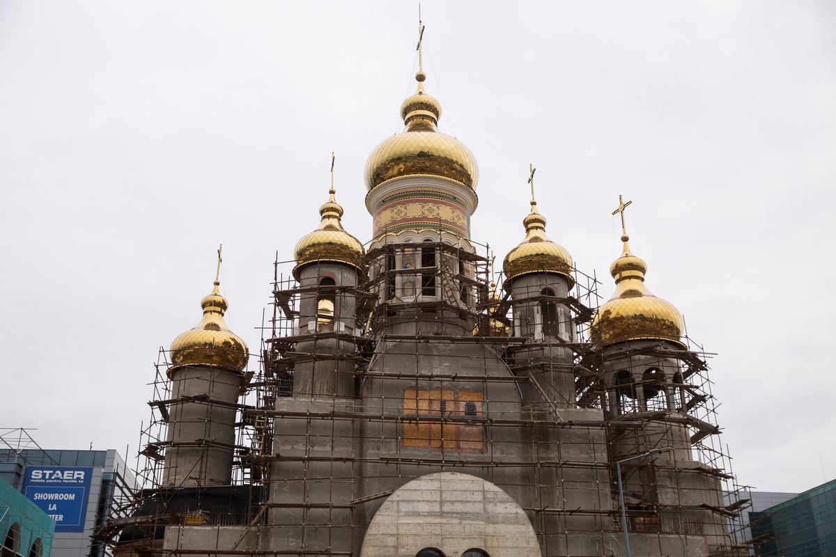 Imagini în premieră din biserica ridicată de Gigi Becali: „Doar altarul m-a costat 10 milioane de euro” » Când va fi gata edificiul al cărui mozaic se completează cu penseta!