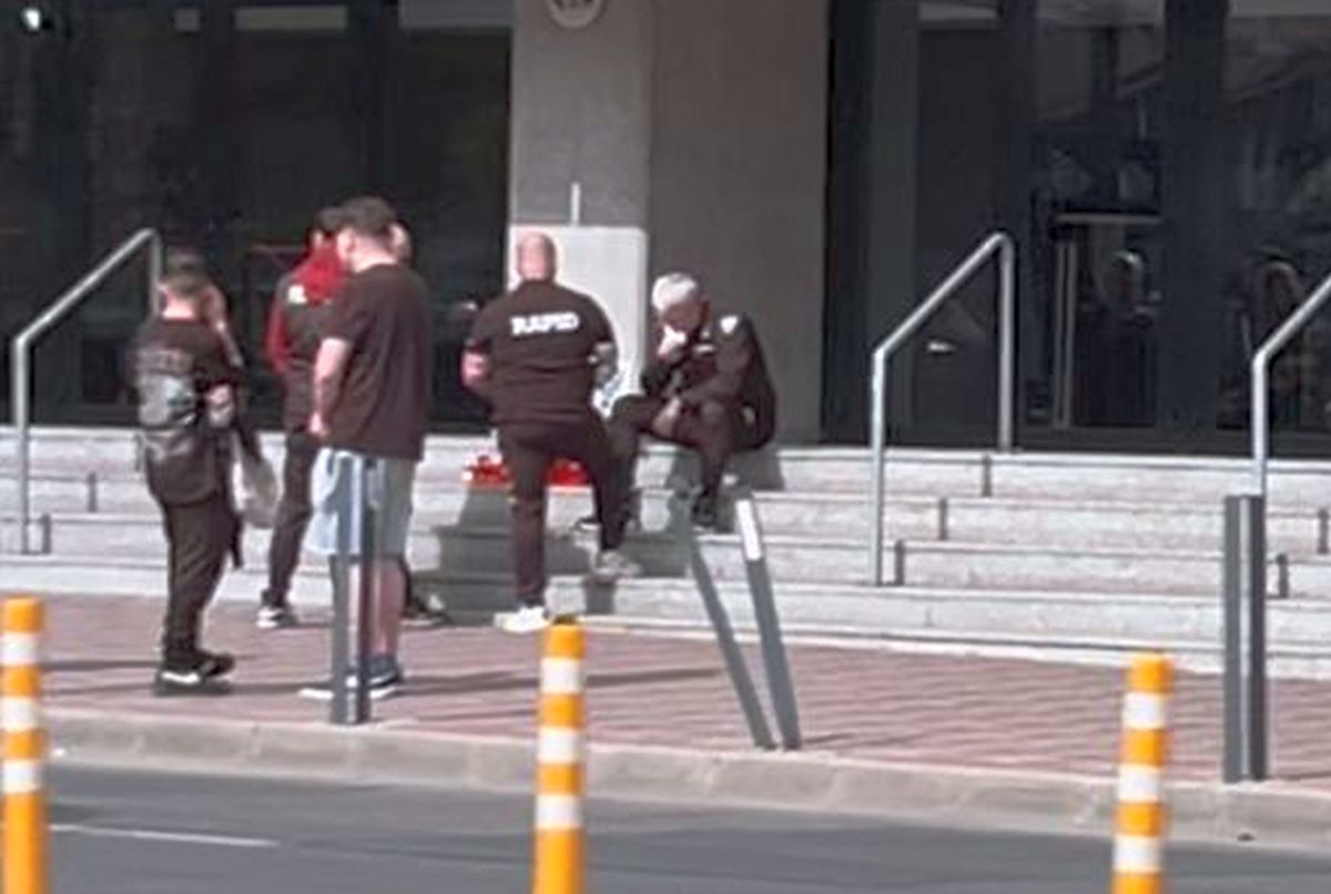 Tulburător! Marius Șumudică, dărâmat de durere în fața stadionului: s-a pus în genunchi și a plâns în hohote lângă pozele cu Boupendza