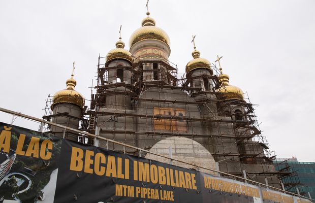Imagini în premieră din biserica ridicată de Gigi Becali: „Doar altarul m-a costat 10 milioane de euro” » Când va fi gata edificiul al cărui mozaic se completează cu penseta!