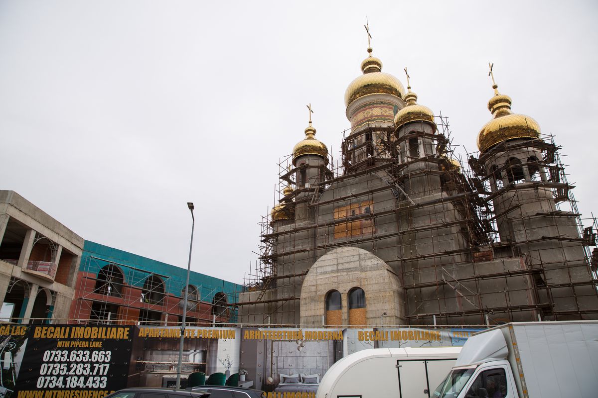 Imagini în premieră din biserica ridicată de Gigi Becali: „Doar altarul m-a costat 10 milioane de euro” » Când va fi gata edificiul al cărui mozaic se completează cu penseta!