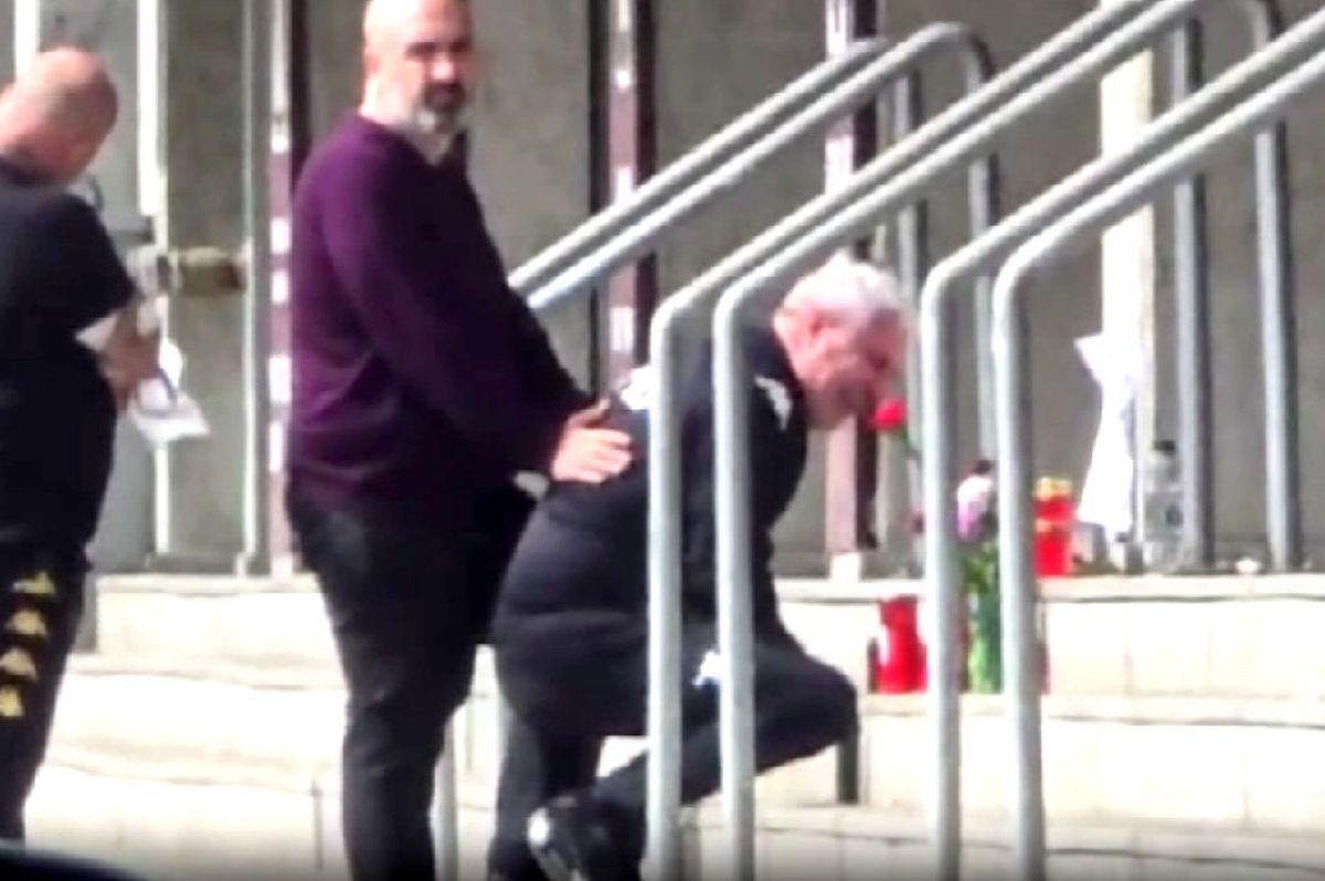 Tulburător! Marius Șumudică, dărâmat de durere în fața stadionului: s-a pus în genunchi și a plâns în hohote lângă pozele cu Boupendza