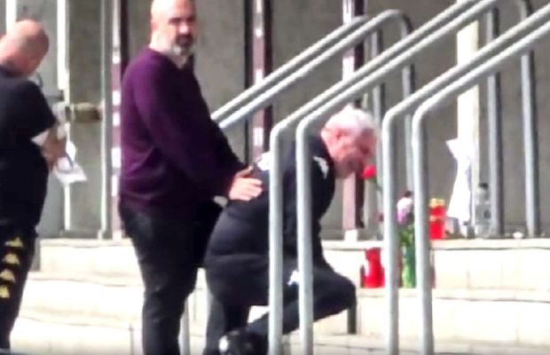 Tulburător! Marius Șumudică, dărâmat de durere în fața stadionului: s-a pus în genunchi și a plâns în hohote lângă pozele cu Boupendza