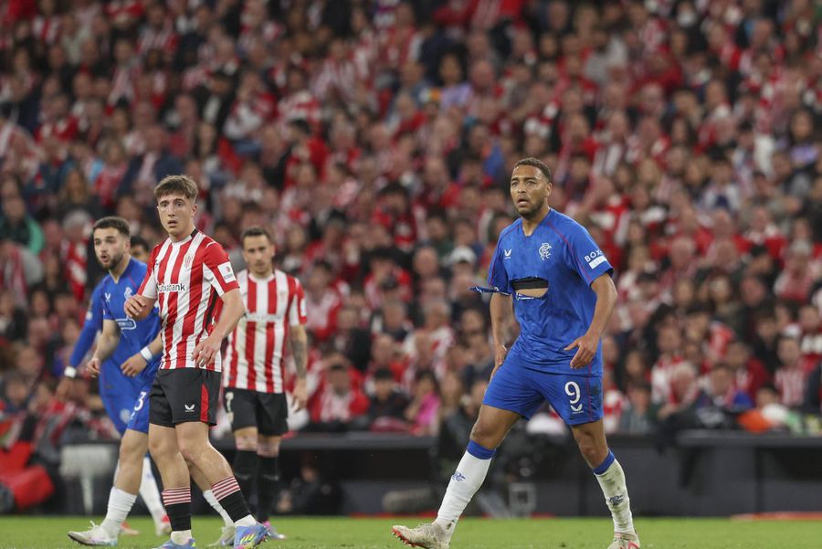 Dessers cu tricoul rupt / Foto: Imago Ianis Hagi a trecut la acuzații după ce Rangers a fost eliminată din Europa League: „Penalty clar”