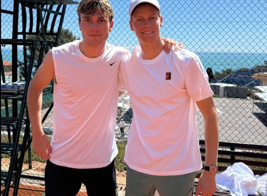Jannik Sinner, alături de Jack Draper / Sursă foto: Instagram@ janniksin Ghici cine s-a-ntors! Jannik Sinner a revenit la antrenamente, deși suspendarea expiră pe 4 mai » Cum a fost posibil
