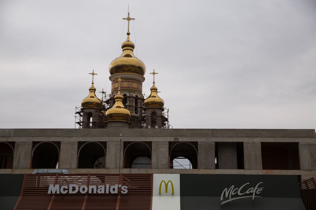 Imagini în premieră din biserica ridicată de Gigi Becali: „Doar altarul m-a costat 10 milioane de euro” » Când va fi gata edificiul al cărui mozaic se completează cu penseta!