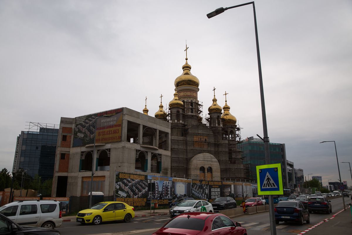 Imagini în premieră din biserica ridicată de Gigi Becali: „Doar altarul m-a costat 10 milioane de euro” » Când va fi gata edificiul al cărui mozaic se completează cu penseta!