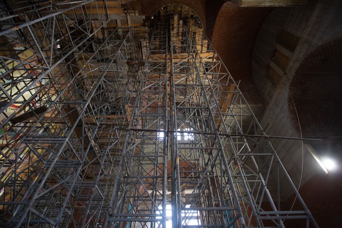 Imagini în premieră din biserica ridicată de Gigi Becali: „Doar altarul m-a costat 10 milioane de euro” » Când va fi gata edificiul al cărui mozaic se completează cu penseta!