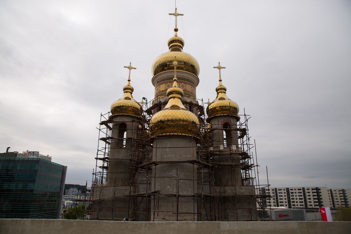 Imagini în premieră din biserica ridicată de Gigi Becali: „Doar altarul m-a costat 10 milioane de euro” » Când va fi gata edificiul al cărui mozaic se completează cu penseta!