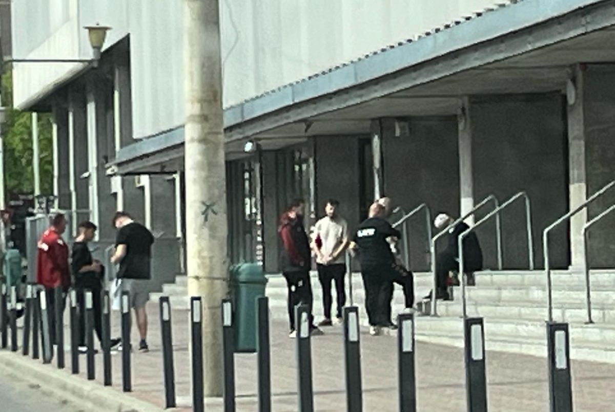 Tulburător! Marius Șumudică, dărâmat de durere în fața stadionului: s-a pus în genunchi și a plâns în hohote lângă pozele cu Boupendza