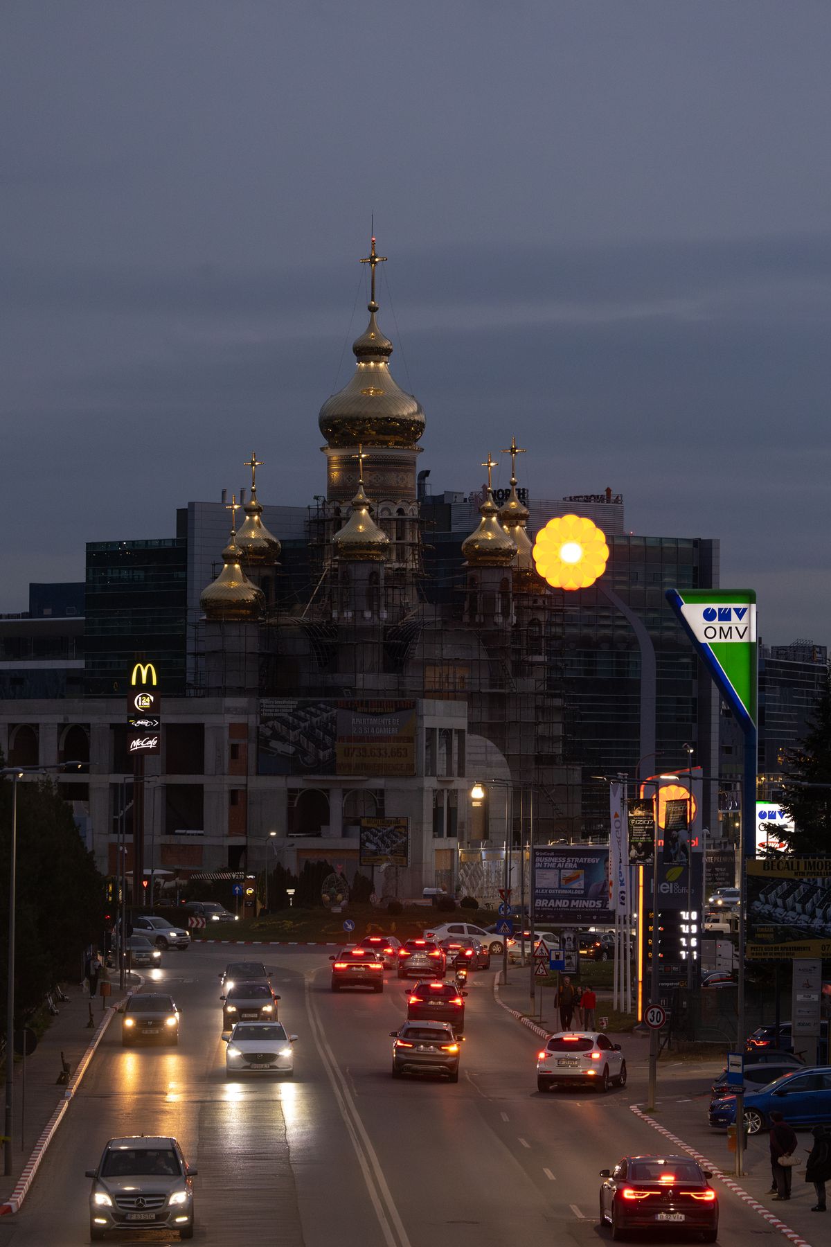 Imagini în premieră din biserica ridicată de Gigi Becali: „Doar altarul m-a costat 10 milioane de euro” » Când va fi gata edificiul al cărui mozaic se completează cu penseta!