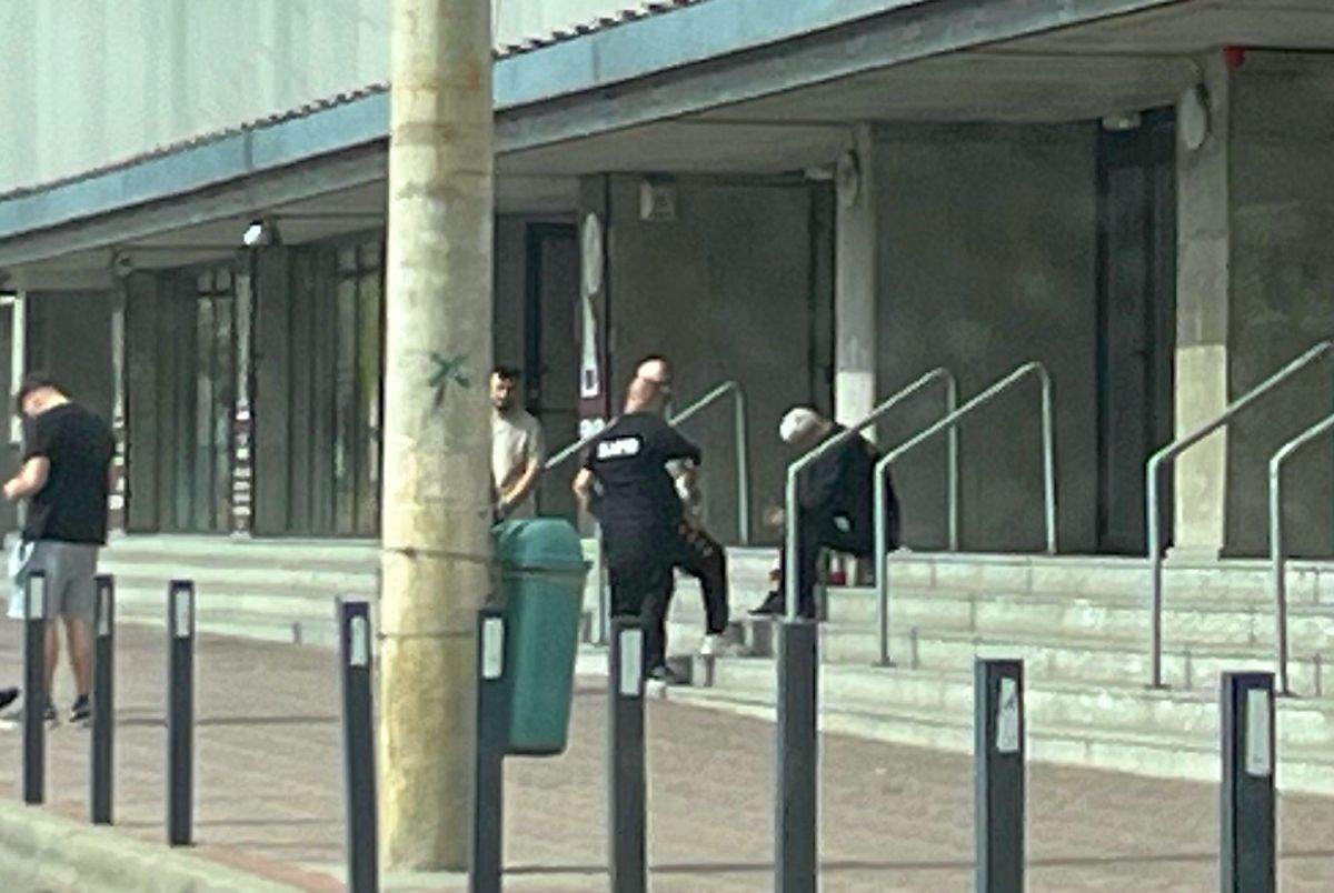 Tulburător! Marius Șumudică, dărâmat de durere în fața stadionului: s-a pus în genunchi și a plâns în hohote lângă pozele cu Boupendza