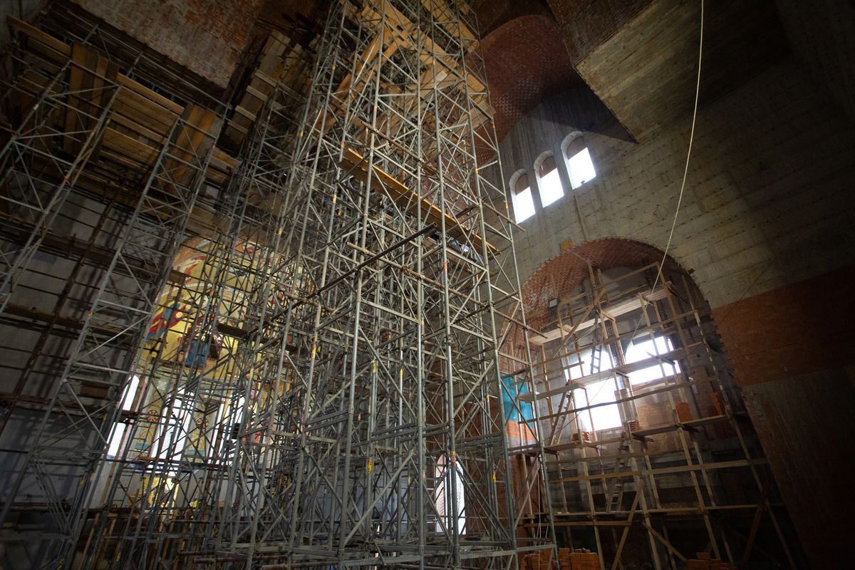 Imagini în premieră din biserica ridicată de Gigi Becali: „Doar altarul m-a costat 10 milioane de euro” » Când va fi gata edificiul al cărui mozaic se completează cu penseta!