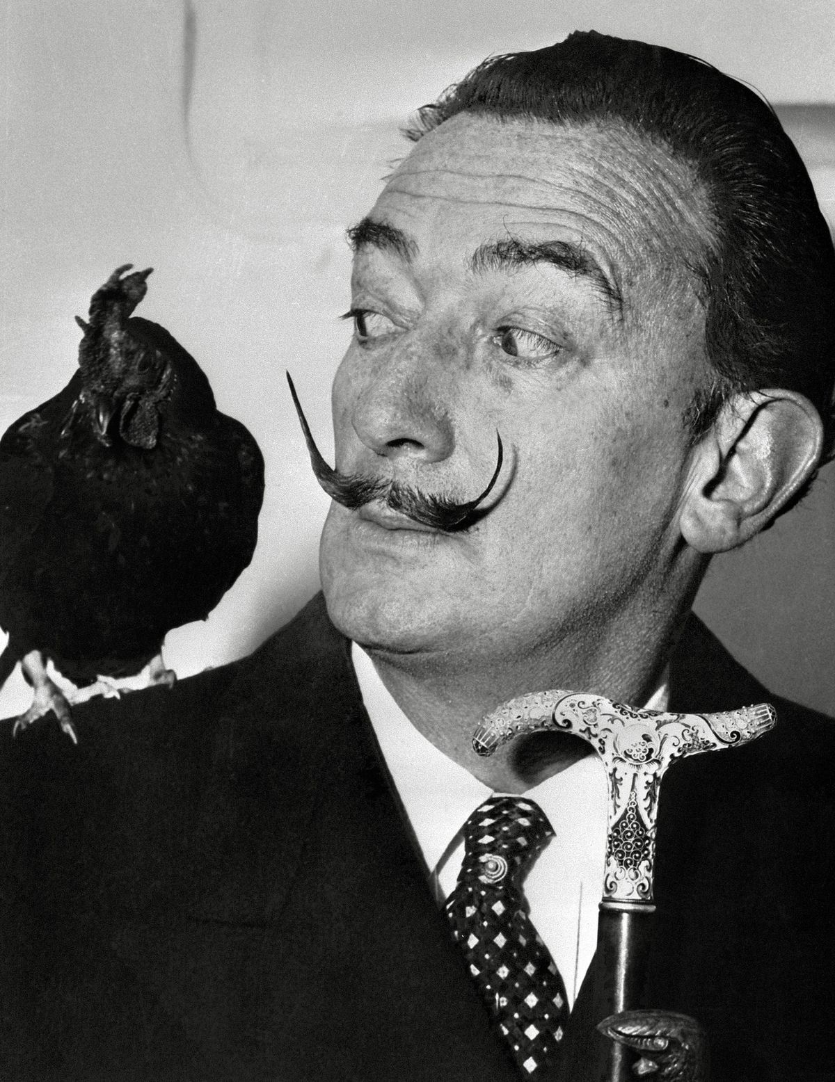 Excentricul Salvador Dali a jucat fotbal cu legendele Barcelonei. Artistul a sponsorizat o echipă întreagă printr-o semnătură