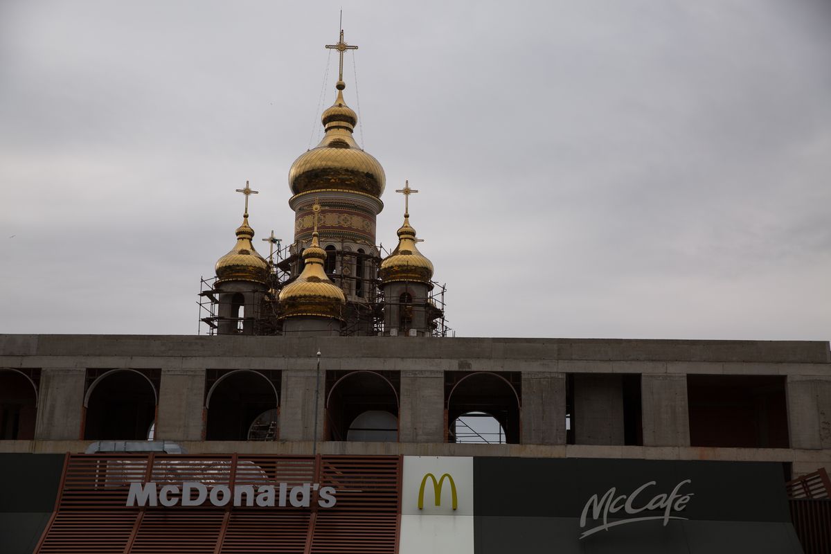 Imagini în premieră din biserica ridicată de Gigi Becali: „Doar altarul m-a costat 10 milioane de euro” » Când va fi gata edificiul al cărui mozaic se completează cu penseta!