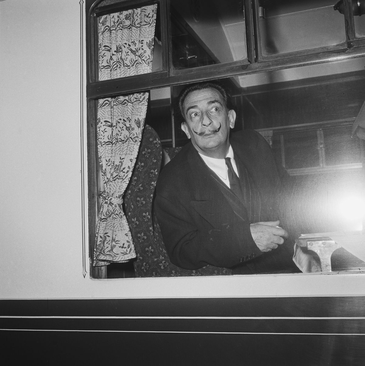 Excentricul Salvador Dali a jucat fotbal cu legendele Barcelonei. Artistul a sponsorizat o echipă întreagă printr-o semnătură