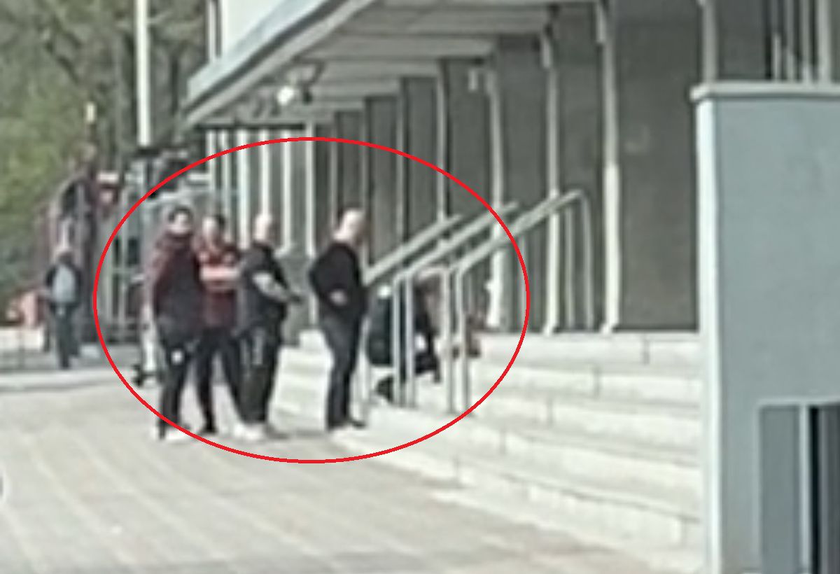 Tulburător! Marius Șumudică, dărâmat de durere în fața stadionului: s-a pus în genunchi și a plâns în hohote lângă pozele cu Boupendza