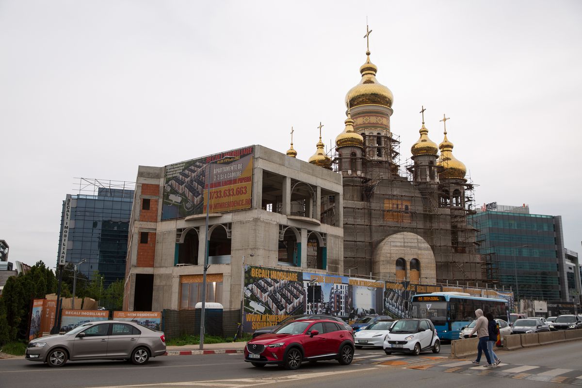 Imagini în premieră din biserica ridicată de Gigi Becali: „Doar altarul m-a costat 10 milioane de euro” » Când va fi gata edificiul al cărui mozaic se completează cu penseta!