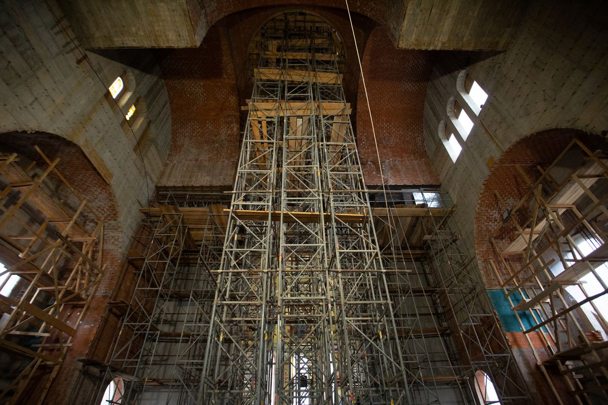 Imagini în premieră din biserica ridicată de Gigi Becali: „Doar altarul m-a costat 10 milioane de euro” » Când va fi gata edificiul al cărui mozaic se completează cu penseta!