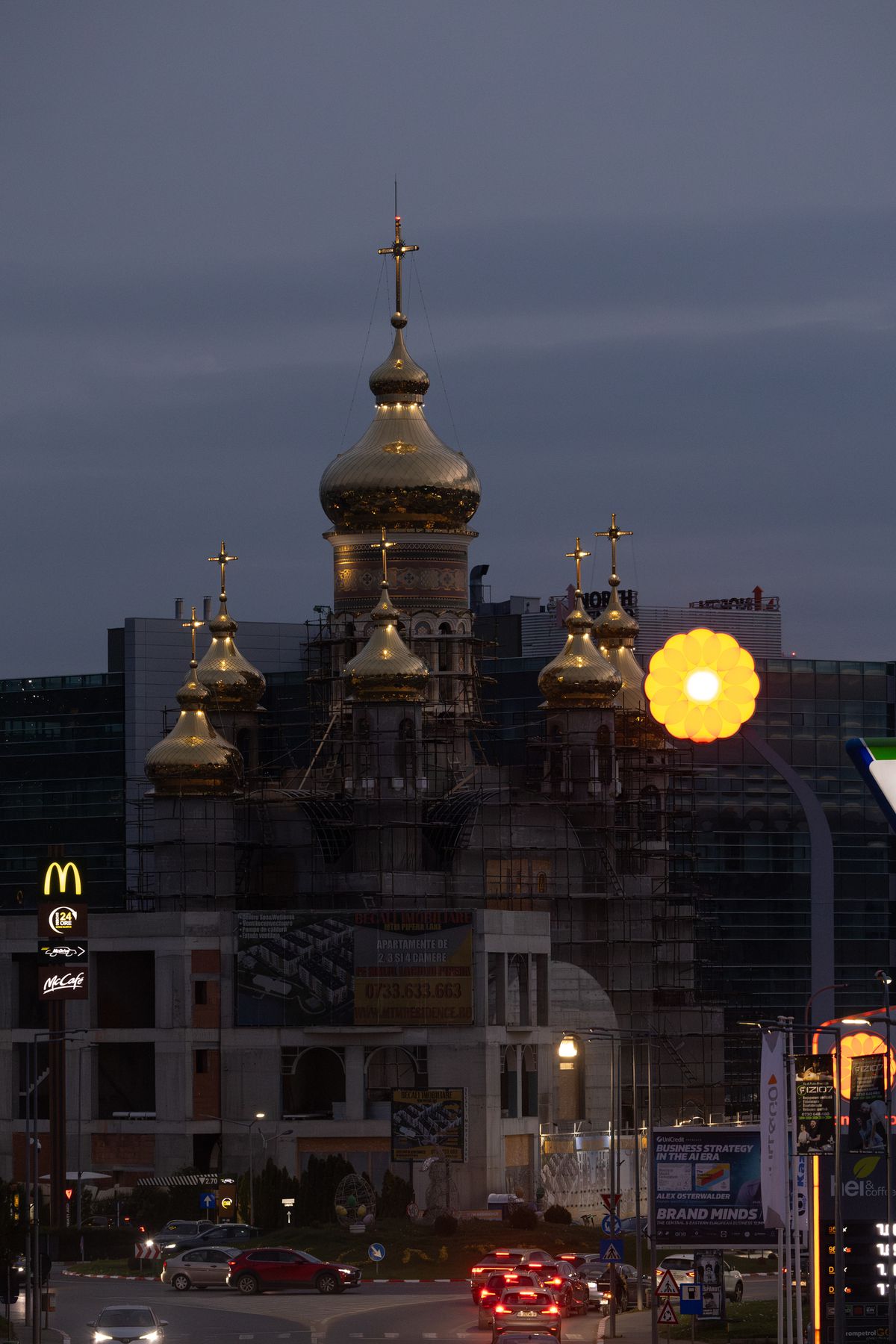 Imagini în premieră din biserica ridicată de Gigi Becali: „Doar altarul m-a costat 10 milioane de euro” » Când va fi gata edificiul al cărui mozaic se completează cu penseta!