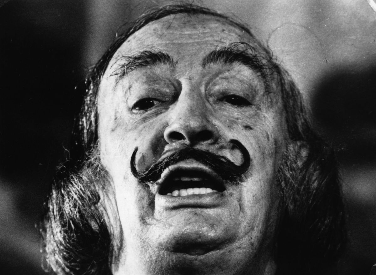 Excentricul Salvador Dali a jucat fotbal cu legendele Barcelonei. Artistul a sponsorizat o echipă întreagă printr-o semnătură