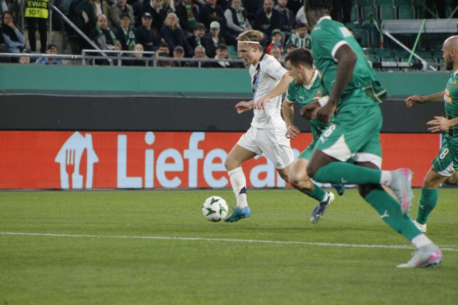 Atacantul Tobias Gulliksen a marcat două din cele patru goluri ale lui Djurgarden în returul cu Rapid Viena / Foto: Imago Minunea Djurgarden! » Învinsa lui CFR Cluj din 2020 a intrat în careul de ași cu titulari plătiți cu 50.000 de euro anual!