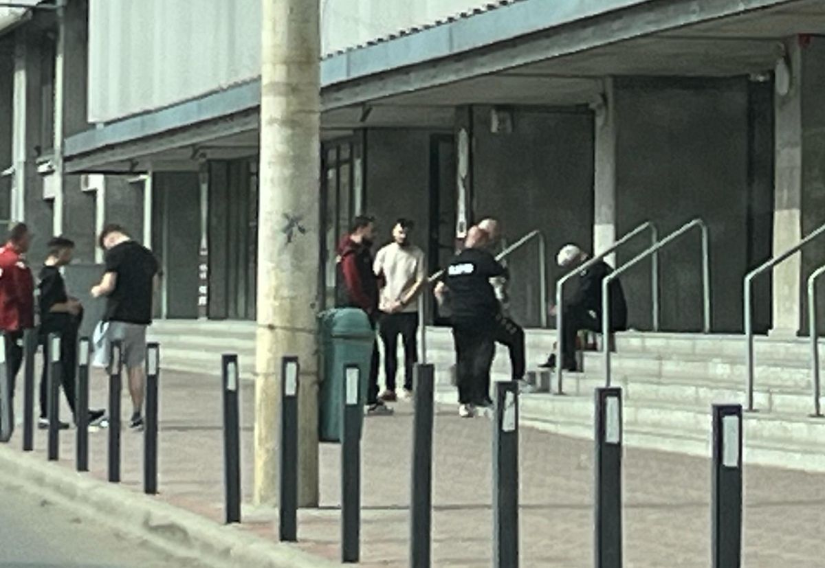 Tulburător! Marius Șumudică, dărâmat de durere în fața stadionului: s-a pus în genunchi și a plâns în hohote lângă pozele cu Boupendza