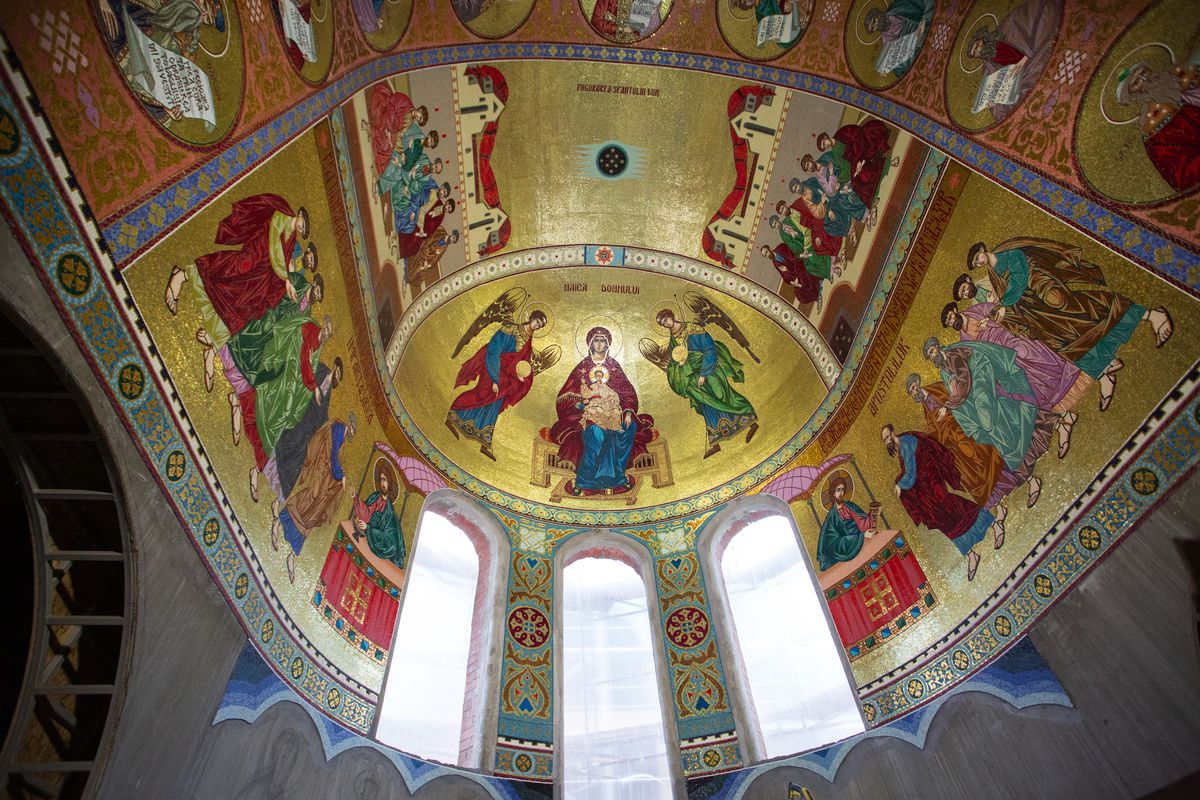 Imagini în premieră din biserica ridicată de Gigi Becali: „Doar altarul m-a costat 10 milioane de euro” » Când va fi gata edificiul al cărui mozaic se completează cu penseta!
