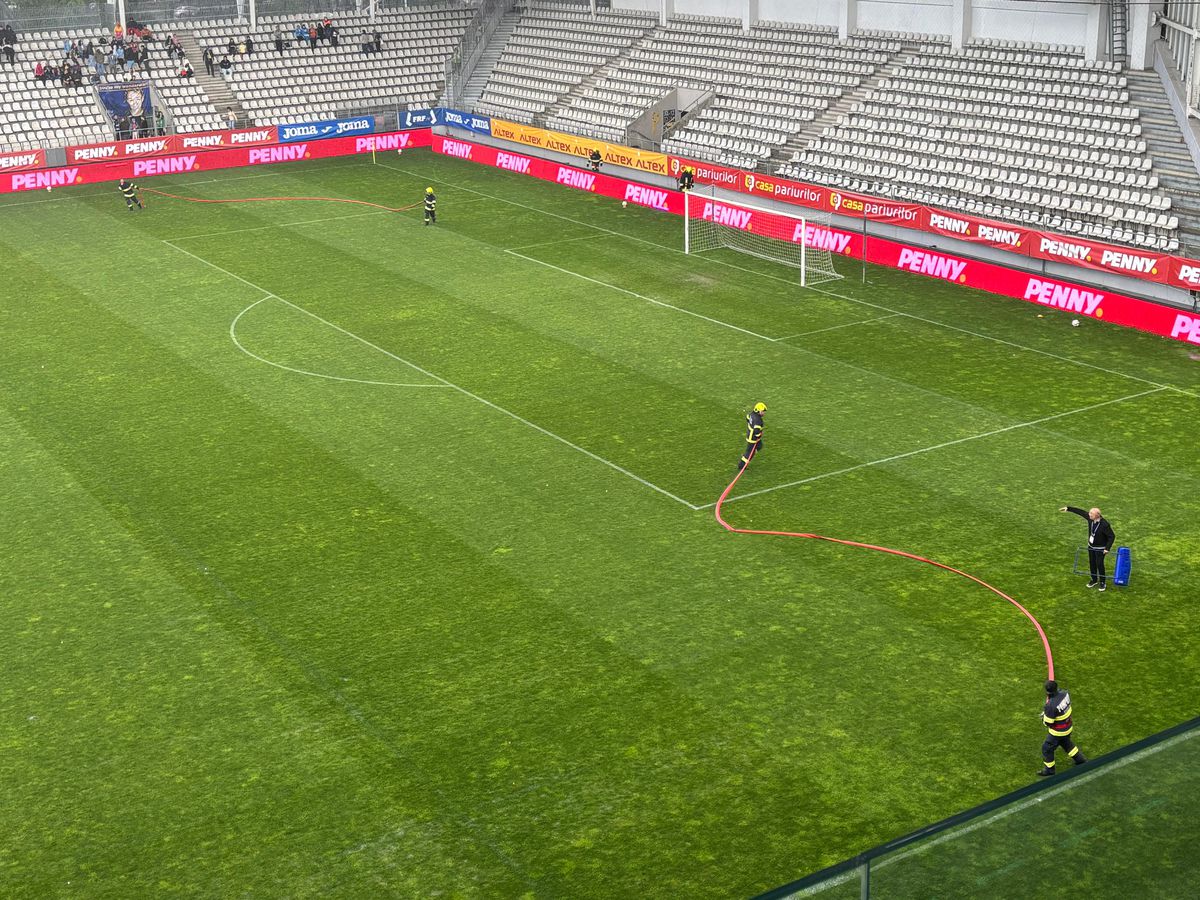 Imagini neconvenționale! Probleme grave la stadionul de 37 de milioane: meci întrerupt două ore » Aici va juca Dinamo în play-off