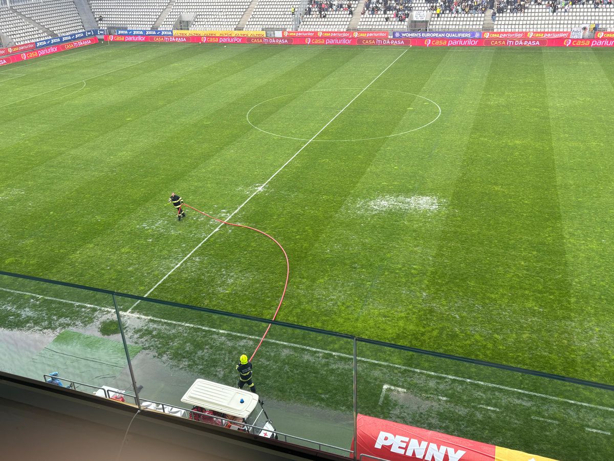 Imagini neconvenționale! Probleme grave la stadionul de 37 de milioane: meci întrerupt două ore » Aici va juca Dinamo în play-off