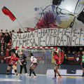Gloria Bistrița a pierdut la limită prima manșă a sferturilor de finală din Liga Campionilor la handbal feminin, 35-66 cu Brest. Trupa lui Carlos Viver a fost ținută în viață nu doar de ambiția fetelor, ci și de o atmosferă absolut electrizantă.