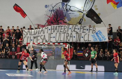 Cum s-a trăit Liga Campionilor la Bistrița: seism în sală, comando pe parchet, fete descălțate, mingi în figură și un antrenor ireal de calm!