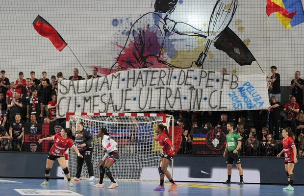Cum s-a trăit Liga Campionilor la Bistrița: seism în sală, comando pe parchet, fete descălțate, mingi în figură și un antrenor ireal de calm!