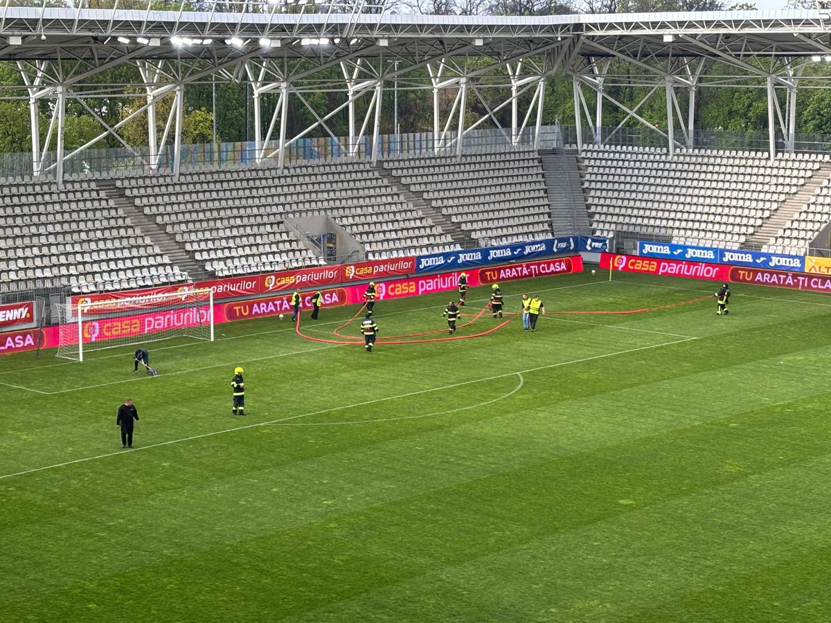 Imagini neconvenționale! Probleme grave la stadionul de 37 de milioane: meci întrerupt două ore » Aici va juca Dinamo în play-off